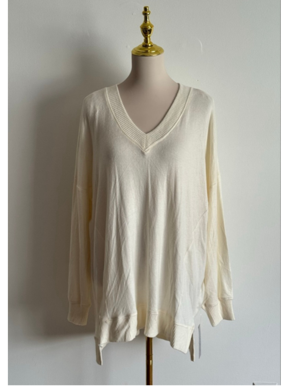 Women's derek heart Cream V-Neck Sweater 1X
